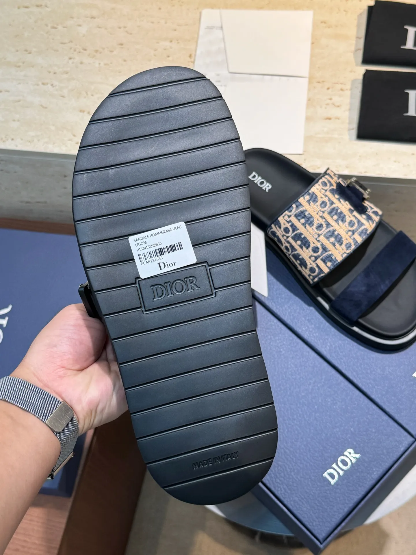Factory price: 340💰Djia Aqua men's slippers and sandals, Dior's Aqua sandals are elegant and casual. The cross-strap design is reinterpreted in CD Diamond canvas, inspired by the brand's archives. Finished with a branded logo and tonal notch sole, they can be worn easily with shorts or jeans for a sophisticated look. Cowhide spliced ​​canvas + cowhide lining + rubber outsole Size: 39-44 (38 45 customized)